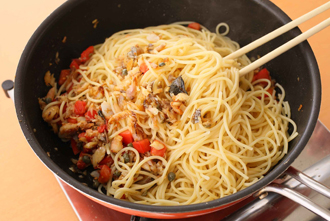 スパゲティがゆで上がったら、湯をよくきり、2のフライパンに加えて炒め合わせる。粗挽き黒こしょうをふり、チャイブを散らす。