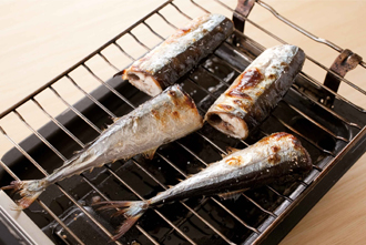 2分ほど予熱した魚焼き用グリルにのせ、両面をこんがりとするまで焼いて皿に盛る。貝割れ菜、カレーマヨソースを添える。