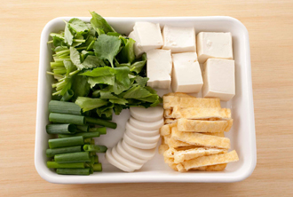 豆腐は食べやすく切る。かまぼこは厚さ7～8ミリ、油揚げは幅1～1.5センチに切る。根みつば、九条ねぎは長さ5センチに切る。