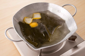 ゆずは皮の表面を塩（分量外）でもんでよく洗う。鍋に水3と1/2カップ、昆布を入れて中火にかける。煮たってきたらゆずの皮、薄口しょうゆ、塩を加え、具を入れて煮る。