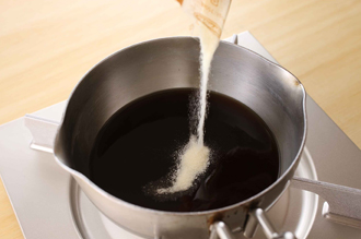小鍋に黒砂糖と水を入れて中火にかけ、砂糖を溶かす。粉ゼラチンも加えて溶かし、熱いうちに黒ビールを加えて混ぜる。