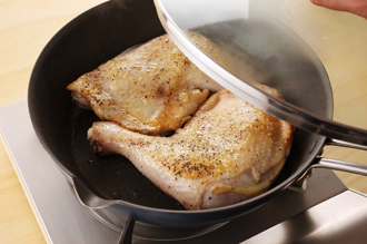 フライパンにオリーブオイルを中火で熱し、鶏肉の皮を下にして並べる。5分ほど焼いたら裏返し、ふたをして弱火で5分ほど蒸し焼きにする。肉の周りにじゃがいもを並べ、ときどきじゃがいもの上下を返しながらさらに5分ほど蒸し焼きにして皿に盛る。