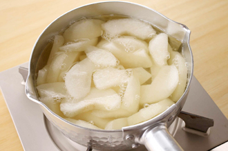 鍋に砂糖、白ワイン、水を入れて強火にかける。煮立ったら梨を加えて5分ほど煮て中火にし、アクをときどきすくいながら15分ほど煮て火を止める。粗熱がとれたらレモン汁を加える。
