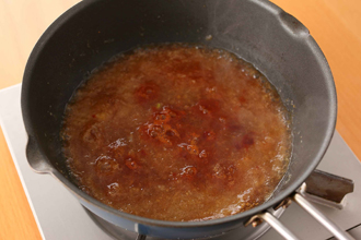 焼き肉のたれを作る。フライパンにたれの材料Aを混ぜて中火にかけ、ひと煮立ちしたら火を止め、さましておく。