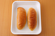 パニーニには、シンプルなパンが合いますが、ホットドック用のパンでも代用できます。