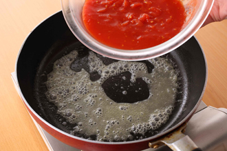 蒸し汁を煮詰めて、トロリとするくらいになったらトマトの水煮を加えて強火にする。沸騰したら弱火にし、混ぜながら5分ほど煮詰める。魚介を戻し入れ、ひと混ぜする。ゆでたスパゲティを加え、全体をあえて皿に盛り、パセリをふる。