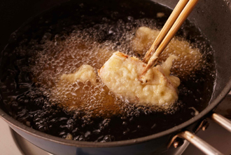 ボウルに天ぷら粉と水を混ぜてころもを作る。いかに小麦粉を薄くまぶし、ころもにくぐらせて揚げ油に入れ、中温で表面が薄いきつね色になるまで揚げて取り出し、油をきる。
