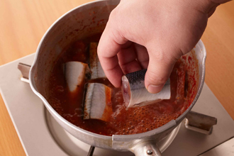 鍋にAを入れて混ぜ、中火にかける。煮立ってから、弱火で少しとろりとするまで煮詰める。さんまを加えて落としぶたをし、中火で3分、弱火にしてさらに8分ほど煮る。