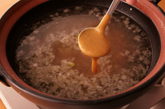 土鍋に鶏ガラスープの素、湯を入れて中火にかけ、煮立ったら1のひき肉を加える。再び煮立ってきたらAを加え、スープを作る。