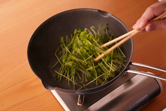 フライパンにサラダ油大さじ1/2を中火で熱する。豆苗を入れてさっと炒め、油がなじんだら塩少々（分量外）をふってすぐに取り出す。