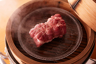 豚肉を、蒸気の上がった蒸し器に入れ、15～20分蒸す。竹串を刺してみて、赤い肉汁が出てこなければ蒸し上がり。