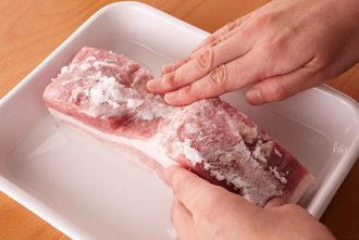 塩豚を作る。豚肉全体に塩をよくすりこみ、ラップをかけて2時間以上冷蔵庫におく。