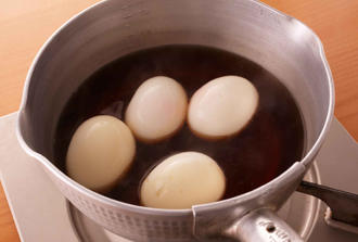 【半熟卵煮】卵を鍋に入れ、かぶるくらいの水を加えて火にかけ、沸騰したら中火で5分ほどゆでて水にさらし、殻をむく。鍋にAを入れて強火にかけ、煮立ったら卵を入れる。再び煮立ったら火を止め、20～30分おく。半分に切って皿に盛り、ねぎを添える。