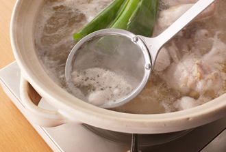 鍋に鶏肉、もち米、にんにく、干しなつめを入れ、水6カップを注いで中火にかける。煮たってきたら、ときどきアクをすくいながら30～40分煮る。火を止めて三つ葉、ねぎをのせる。器に取り分け、塩、こしょうを好みでふる。