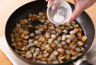 フライパンの油を取り出してきれいに拭き、サラダ油、玉ねぎ、赤唐辛子を入れて中火で炒める。全体に油が回ったらAを加える。沸騰してきたら水溶き片栗粉を混ぜて加え、とろみがついたら2の鶏肉を加えてからめる。器に盛り、スナップえんどうをちらす。