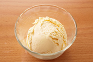 玉露アイスのかわりに、バニラアイスクリームでも作れます。いちごをつぶしてアイスに混ぜてもおいしい。