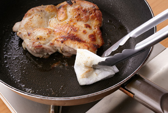 鶏肉に小麦粉を薄くまぶす。サラダ油を熱したフライパンに、鶏肉の皮を下にして入れる。両面をこんがりと焼き、脂が出てきたらペーパータオルで拭き取る。