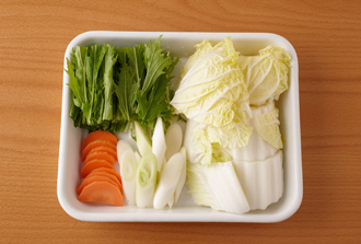 白菜はざく切りにする。水菜は長さ5～6センチに切る。ねぎは幅1.5センチの斜め切りにする。にんじんは幅5ミリの半月切りにする。