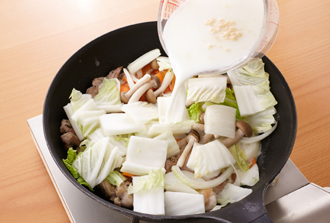 切った野菜を全て加え、Aを注ぎ入れて煮る。野菜に火が通ってやわらかくなったら塩、黒こしょう各少々、ごま油を加える。牛乳溶き片栗粉を混ぜて加え、とろみをつける。