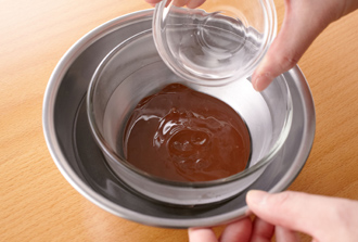 チョコレートは粗くきざんで小さなボウルに入れ、湯を入れたボウルにつけて湯せんで溶かし、ラム酒を加える。