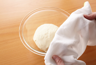 なめらかになったら丸めてボウルに入れ、かたく絞った濡れ布巾をかけて1時間ほど発酵させる（大きさが2倍くらいにふくらめばOK）。
