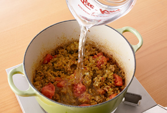 キーマカレーを作る。玉ねぎはみじん切りにする。トマトは湯むきをして乱切りにする。鍋にオリーブ油、にんにく、しょうが、玉ねぎを入れて中火で炒め、玉ねぎが色づいたらひき肉、カレー粉を加えて炒める。トマト、塩を加えて混ぜ、水を注いで強火にする。煮立ったらアクを取り、弱火にして15～20分煮る。カレールウを加えて火を止め、ふたをして3分ほどおいてからよく混ぜ、ルウが溶けたら中火にかけてひと煮立ちさせてでき上がり。