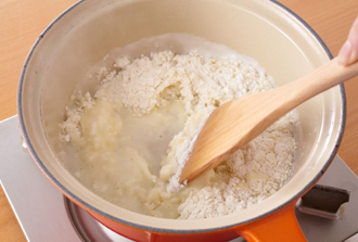薄力粉と強力粉は合わせてボウルにふるい入れる。バターは小さめの角切りにする。鍋に牛乳、水、バター、塩、砂糖を入れて中火にかけ、混ぜながらバターを溶かす。バターが溶けて沸騰し始めたらいったん火を止める。粉を加え、ダマにならないようにしっかり混ぜる。