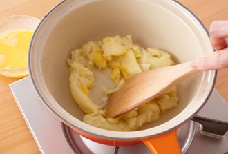 卵を溶きほぐし、少しずつ鍋に加えて、その都度よく混ぜ、なじませる。