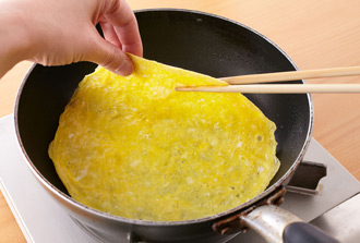 卵を溶きほぐして塩を加え、サラダ油を熱したフライパンで薄く焼く。粗熱がとれたら細切りにする。
