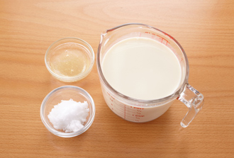 粉ゼラチンは水を入れて2～3分おいてふやかす。耐熱のボウルに豆乳、砂糖を入れて混ぜ、ラップをかけて電子レンジ（500w）で1分30秒加熱する。ゼラチンを加えて溶かす。