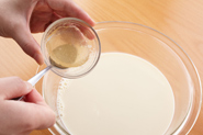 ふやかしたゼラチンは、豆乳が温かいうちに加え、よく混ぜて溶かしましょう。