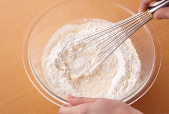 パンケーキの生地を作る。ボウルにAを入れ、泡立て器で混ぜ合わせる。別のボウルに卵を溶きほぐし、牛乳を加えて混ぜ合わせる。先に混ぜたAを加えて混ぜ合わせ、そのまま5分おく。室温に戻して柔らかくなったクリームチーズを別のボウルに入れ、砂糖を加えて泡立て器ですり混ぜる。砂糖がしっかり混ざったら生クリームを加えて伸ばしてチーズクリームを作る。