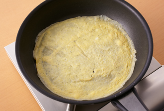 卵を溶きほぐし、塩、こしょうを加えて混ぜる。フッ素樹脂加工のフライパンに1/2量流し入れ、薄焼き卵を作る。残りも同様にして2枚焼き、それぞれ半分に切る。