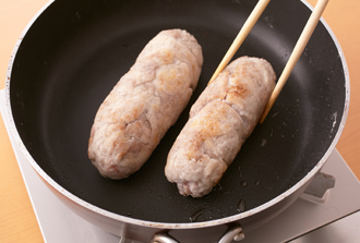 フライパンにサラダ油を中火で熱し、豚肉を入れてころがしながらしっかり焼き色がつくまで焼きつける。