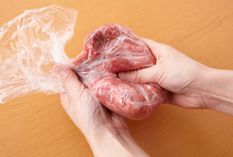 ポリ袋にたたいた牛肉とひき肉、塩、黒こしょうを入れ、全体が白っぽくなるまでポリ袋の外からもみ込む。冷蔵庫で15分ほどおく。
