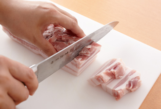 豚肉は幅1センチに切る。にんにくは半分に切って芽を取り、木べらなどでつぶす。