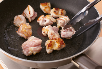 鶏肉に塩少々、黒こしょうをふる。フライパンにサラダ油を中火で熱し、鶏肉を入れて両面をこんがりと焼く。