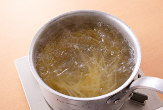 スパゲッティを、塩を入れた熱湯（湯1リットルに対して塩小さじ2くらい／分量外）で袋の表示時間通りにゆでる。ゆで汁は後で使うので取っておく。ゆでたけのこは薄切りにする。わかめは水でサッと洗い、水気をきって長さ3センチに切る。