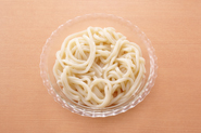 スパゲッティのかわりにゆでうどんでも作れます。ペペロンチーノ風の焼きうどんにするのも、また格別な美味しさです。