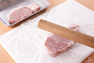 豚肉は筋を切ってラップで上下をはさみ、めん棒でたたいて厚さ5ミリほどに伸ばして塩、こしょうをふる。クラッカーはビニール袋に入れてもみ、細かいパン粉状になったら粉チーズを加える。