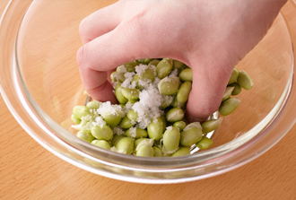 枝豆はさやから外してボウルに入れ、表面の薄皮をむくように塩小さじ1を加えてよくもみ込み、サッと洗ってざるに上げる。しょうがはせん切りにする。米はといでおく。