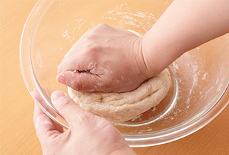 粉がまとまってきたら、手のひらでぐっと押しつけては折り畳む動作を繰り返し、なめらかになるまで5～10分ほどこねる。ラップで包み、そのまま10分ほどおく。