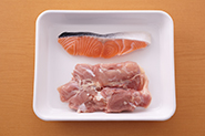鮭の切り身や鶏もも肉でも同様に作れます。鶏肉は食べやすいそぎ切りにして。