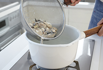 鍋にたっぷりと湯を沸かし、1の牡蠣を10秒ほど茹でザルにあける。
