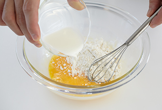 ボウルに卵を溶き、薄力粉、牛乳をよく混ぜる。