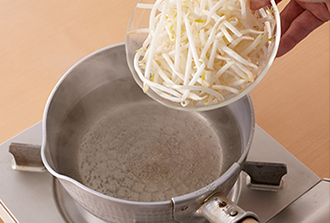 別の鍋に適量の湯を沸かし、もやしをサッとゆでてざるにあげて冷ます。香菜は長さ2cmに切り、万能ねぎは小口切りにする。落花生は、薄皮がついたままの状態で粗く砕く。
