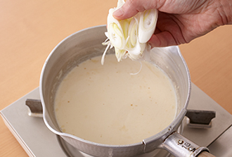 ねぎは斜め薄切りにする。鍋に豆乳、鶏ガラスープの素を混ぜ、ねぎを入れて中火にかける（沸騰させないように）。
