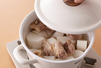鍋に玉ねぎを入れてしんなりするまで炒める。大根、ローリエを加え、鶏肉を戻し入れてざっと混ぜ、白ワインを加える。しっかり煮立ったら水を加えてふたをし、弱火で15分ほど煮る。