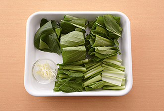 小松菜は長さ4cmに切る。しょうがはせん切りにする。