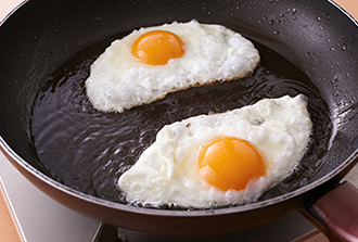 フライパンにサラダ油を中火で熱し、卵を割り入れる。ふたをしないで焼き、端が茶色くチリチリに固まってきたら取り出しておく。